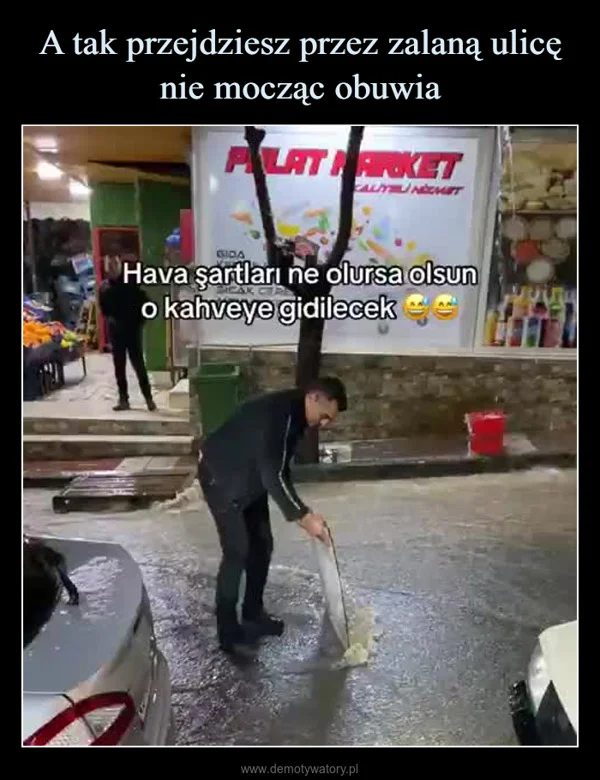 
    A tak przejdziesz przez zalaną ulicę nie mocząc obuwia