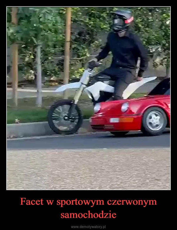 
    Facet w sportowym czerwonym samochodzie