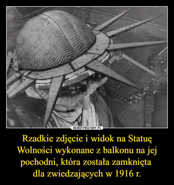 
    Rzadkie zdjęcie i widok na Statuę Wolności wykonane z balkonu na jej pochodni, która została zamknięta dla zwiedzających w 1916 r.