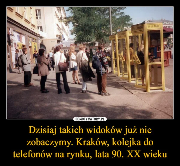 
    Dzisiaj takich widoków już nie zobaczymy. Kraków, kolejka do telefonów na rynku, lata 90. XX wieku