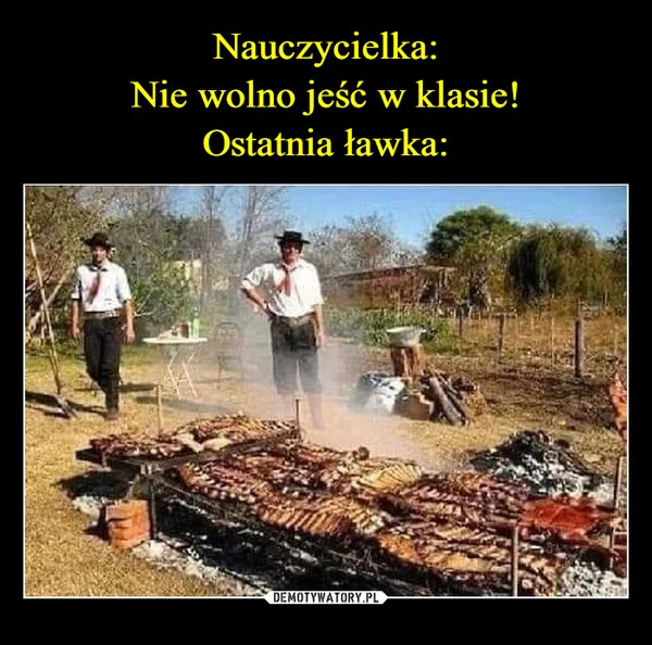 
    Nauczycielka: Nie wolno jeść w klasie! Ostatnia ławka: