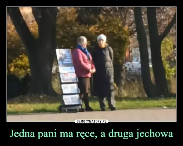 Jedna pani ma ręce, a druga jechowa