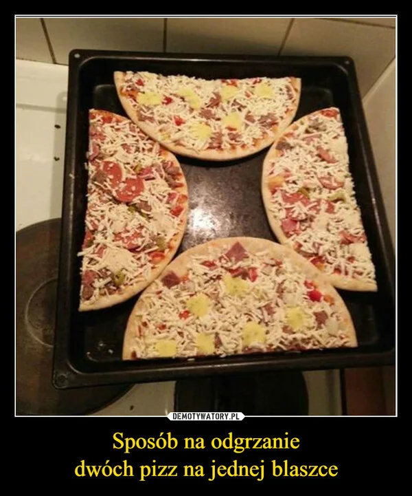 
    Sposób na odgrzanie dwóch pizz na jednej blaszce