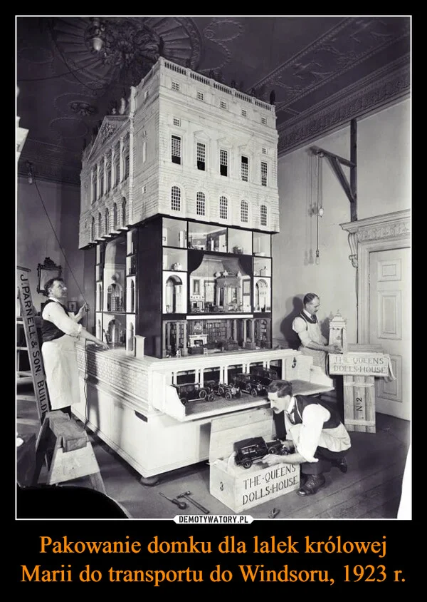 
    Pakowanie domku dla lalek królowej Marii do transportu do Windsoru, 1923 r.