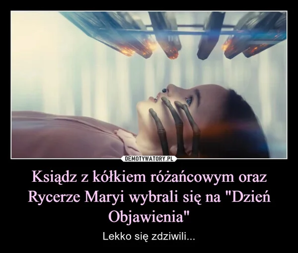 
    Ksiądz z kółkiem różańcowym oraz Rycerze Maryi wybrali się na 