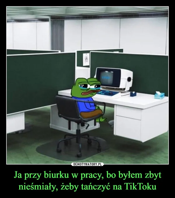 Ja przy biurku w pracy, bo byłem zbyt nieśmiały, żeby tańczyć na TikToku
