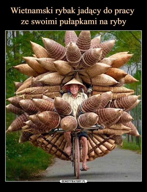 Wietnamski rybak jadący do pracy ze swoimi pułapkami na ryby