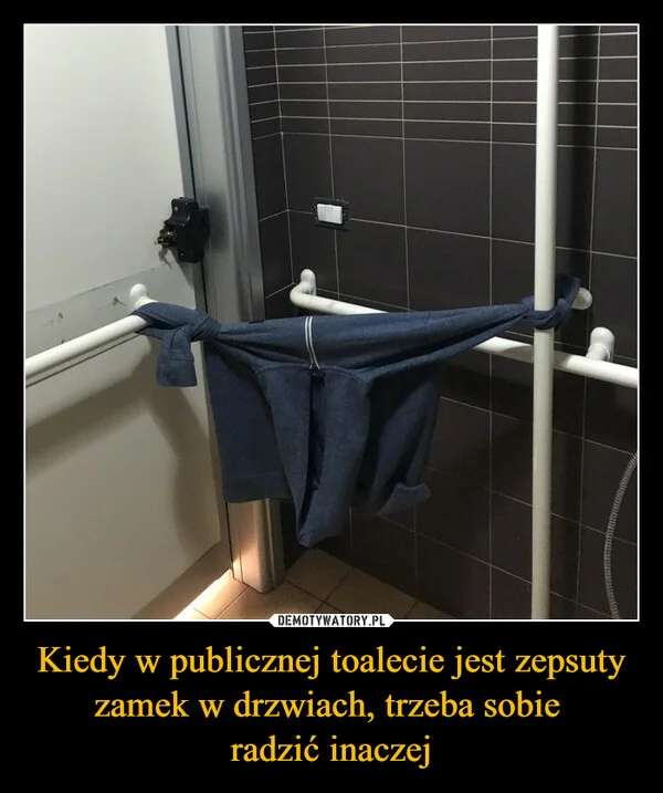 
    Kiedy w publicznej toalecie jest zepsuty zamek w drzwiach, trzeba sobie radzić inaczej