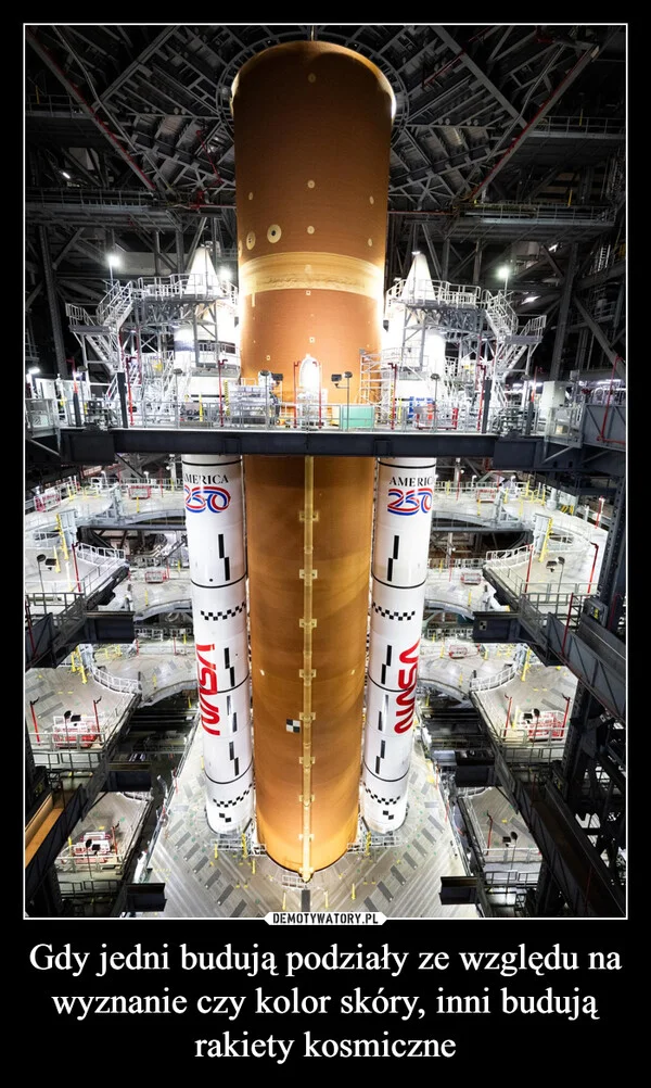 Gdy jedni budują podziały ze względu na wyznanie czy kolor skóry, inni budują rakiety kosmiczne