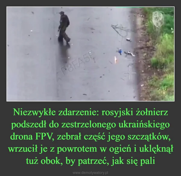 Niezwykłe zdarzenie: rosyjski żołnierz podszedł do zestrzelonego ukraińskiego drona FPV, zebrał część jego szczątków, wrzucił je z powrotem w ogień i uklęknął tuż obok, by patrzeć, jak się pali