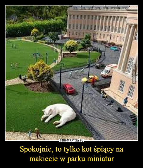 
    Spokojnie, to tylko kot śpiący na makiecie w parku miniatur