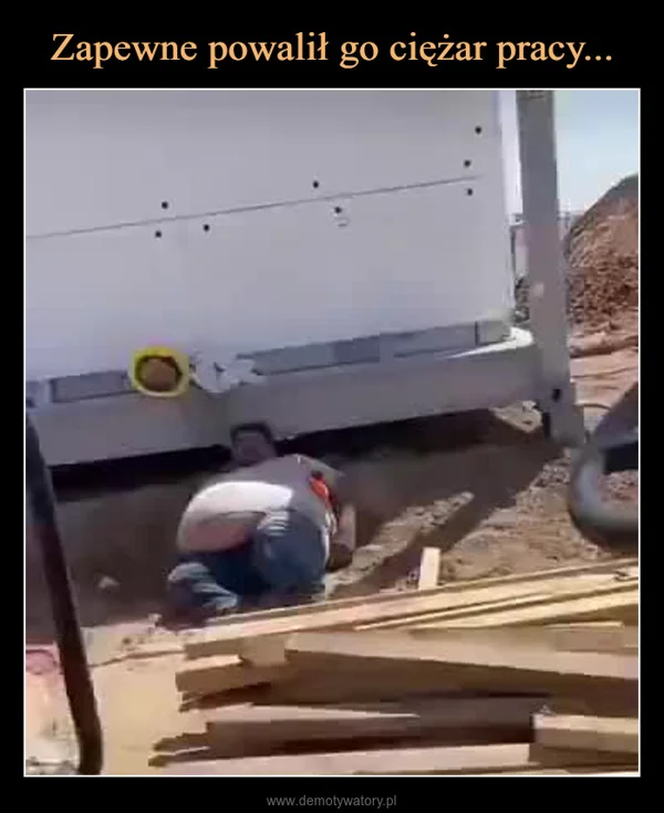 
    Zapewne powalił go ciężar pracy...