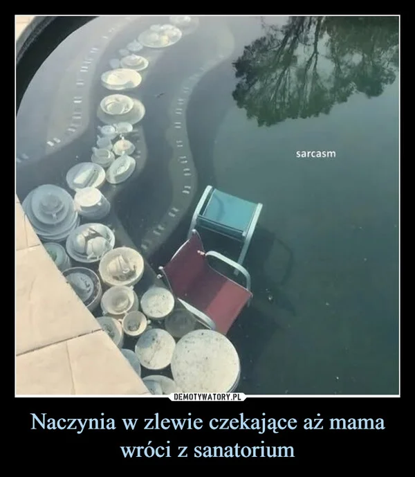 Naczynia w zlewie czekające aż mama wróci z sanatorium