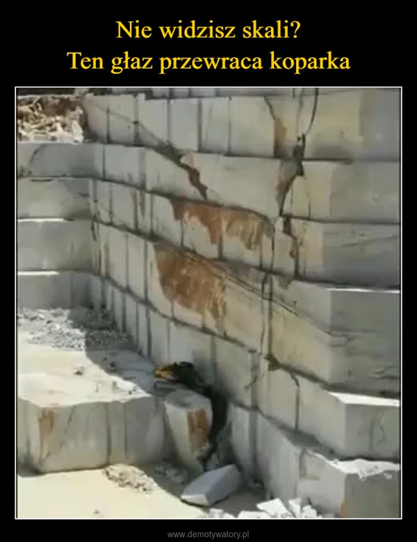 Nie widzisz skali? Ten głaz przewraca koparka