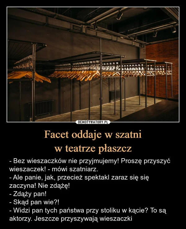 
    Facet oddaje w szatni w teatrze płaszcz