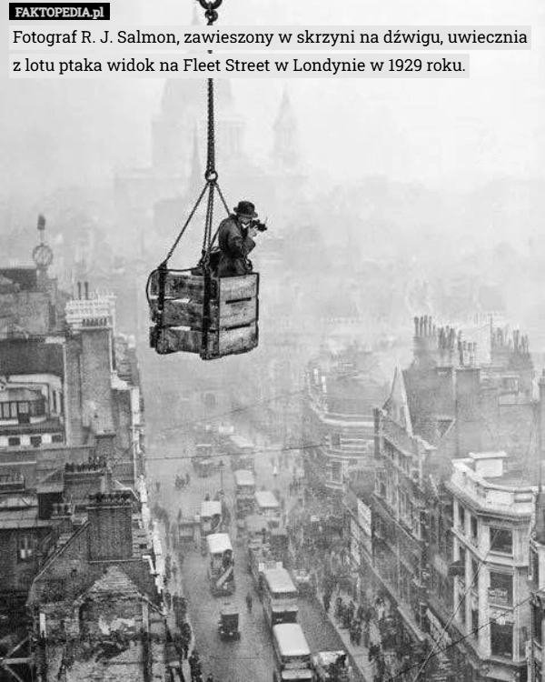 
    Fotograf R. J. Salmon, zawieszony w skrzyni na dźwigu, uwiecznia z lotu