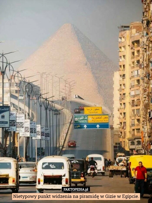 Nietypowy punkt widzenia na piramidę w Gizie w Egipcie.