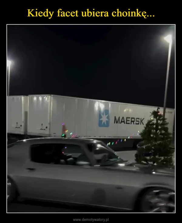 
    Kiedy facet ubiera choinkę...
