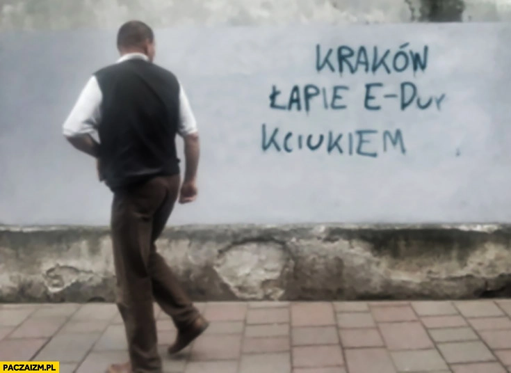 Kraków łapie e-dur kciukiem napis na murze