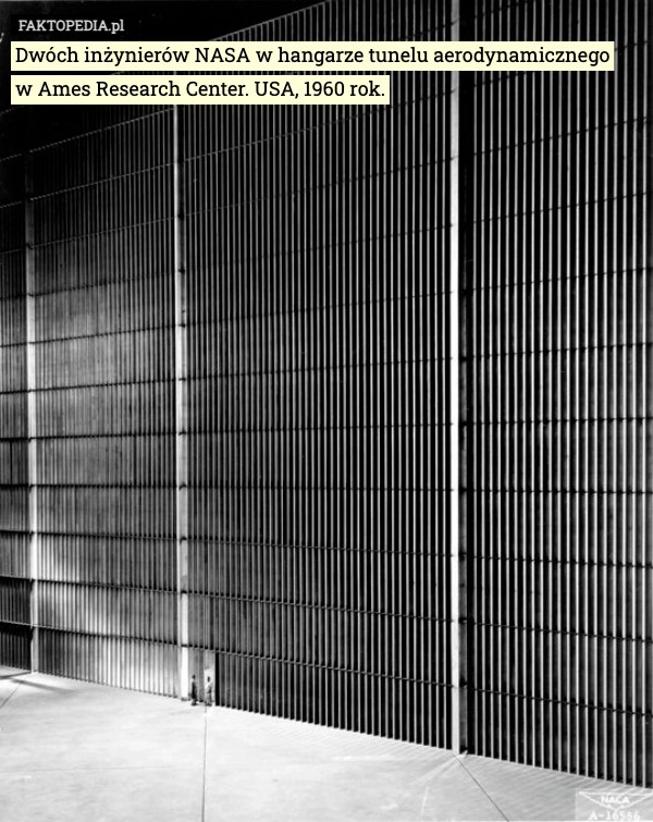 
    Dwóch inżynierów NASA w hangarze tunelu aerodynamicznego
w Ames Research