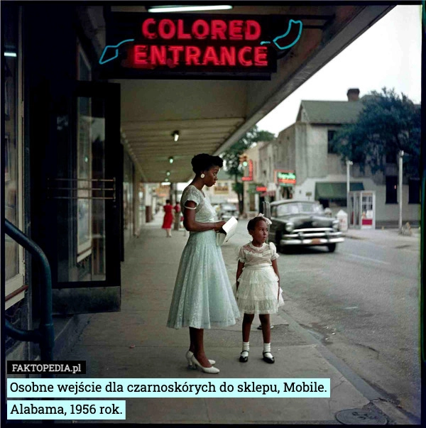 
    Osobne wejście dla czarnoskórych do sklepu, Mobile.
Alabama, 1956 rok.