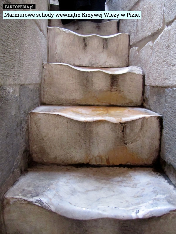Marmurowe schody wewnątrz Krzywej Wieży w Pizie.