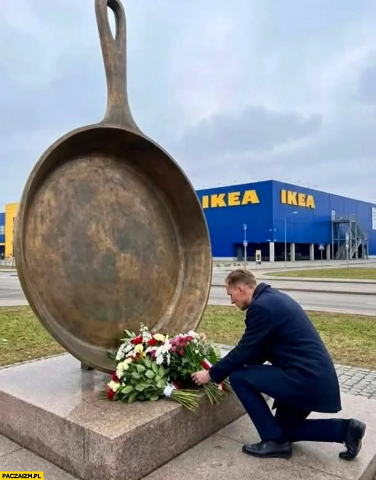 Berkowicz składa kwiaty pod pomnikiem patelni Ikea
